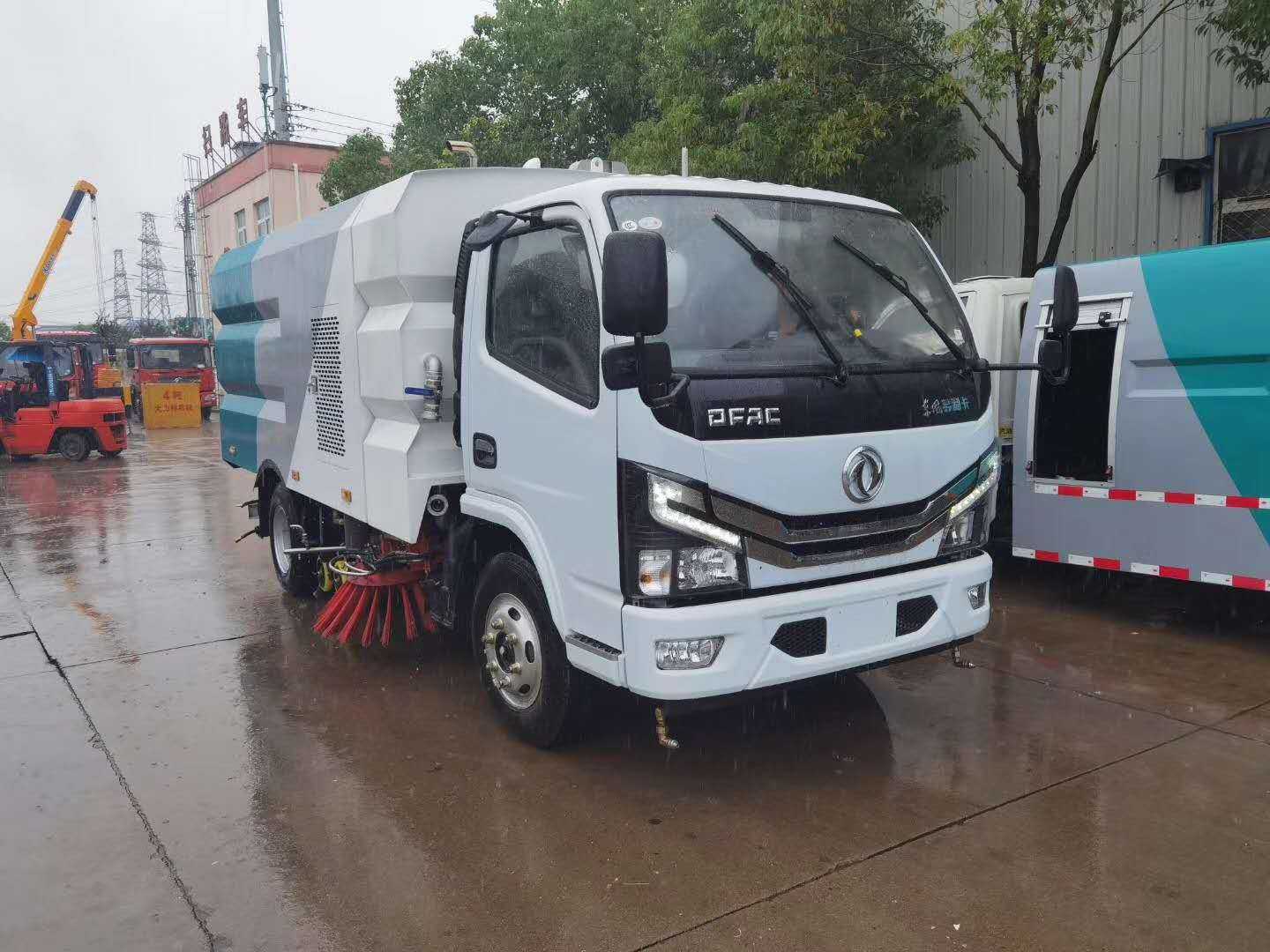 华通牌HCQ5075TXSEQ6型洗扫车 国六5.5立方小型道路清扫车